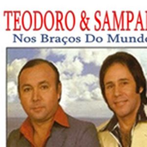 Capa CD Nos Braços Do Mundo - Teodoro & Sampaio